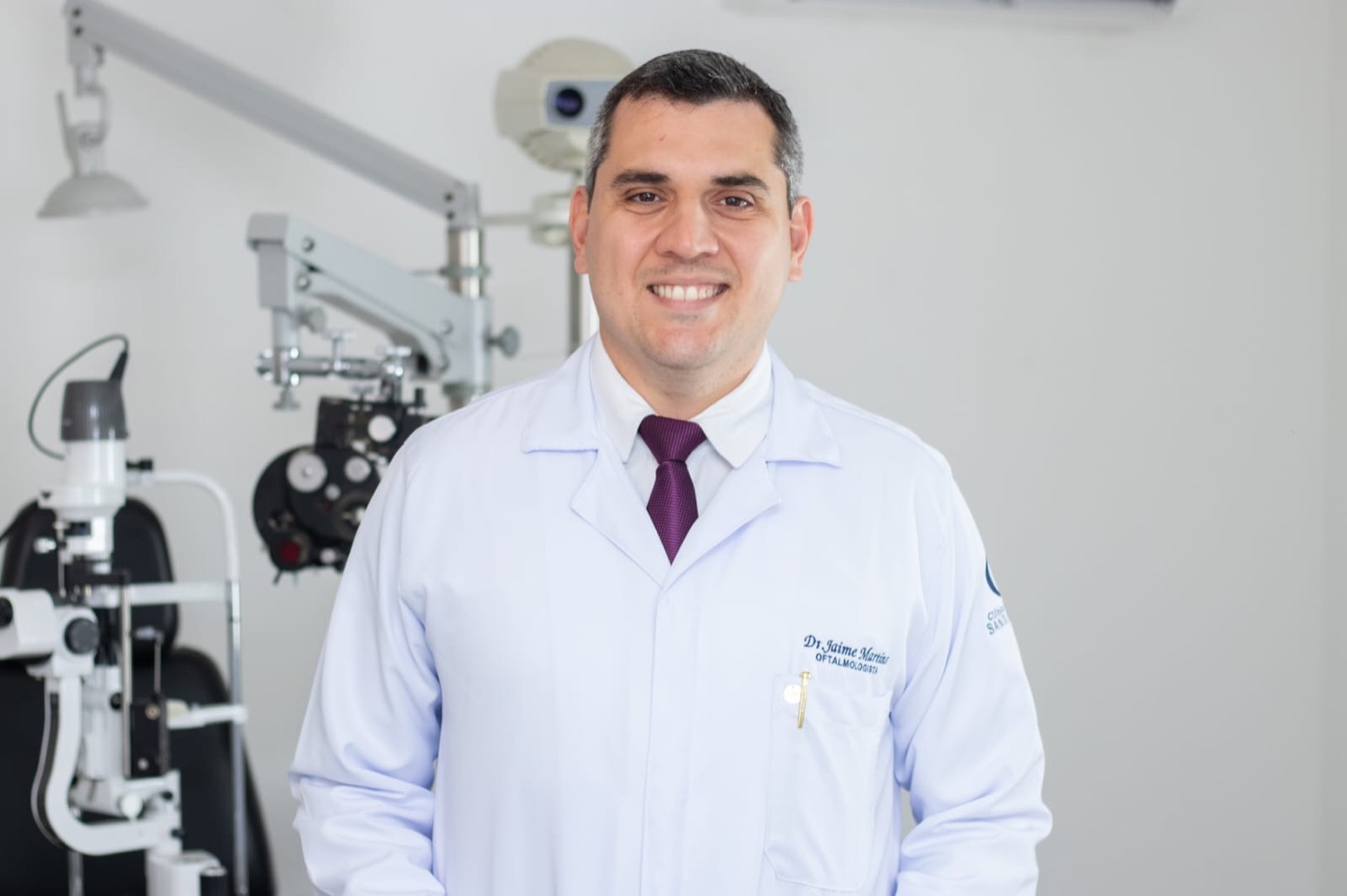 Dr. Jaime Martins no consultório com lâmpada de fenda